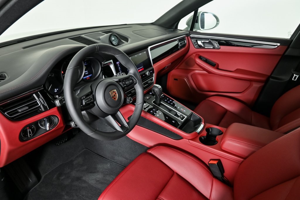 2026 Porsche Macan Base photo 4