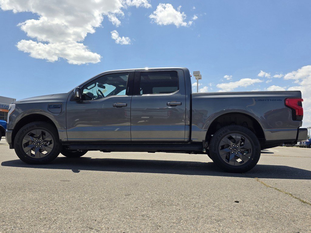 2025 Ford F-150 Lightning Lariat photo 2