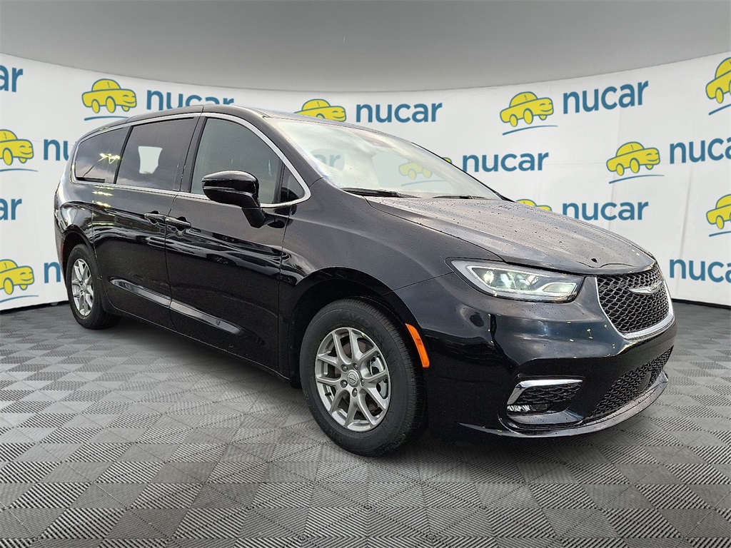 2026 Chrysler Pacifica Select's photo