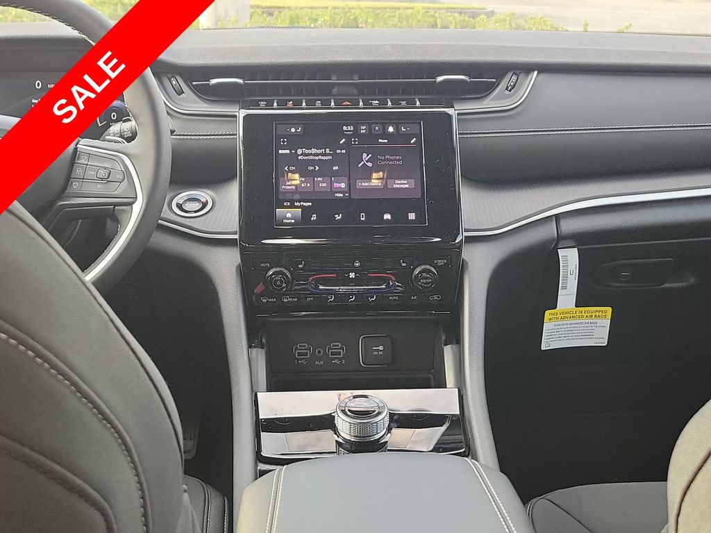 2025 Jeep Grand Cherokee Laredo Altitude photo 28