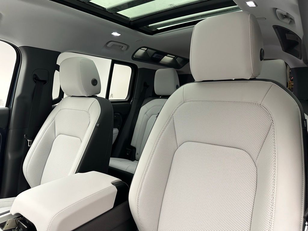 2025 Land Rover Defender 110 S photo 9