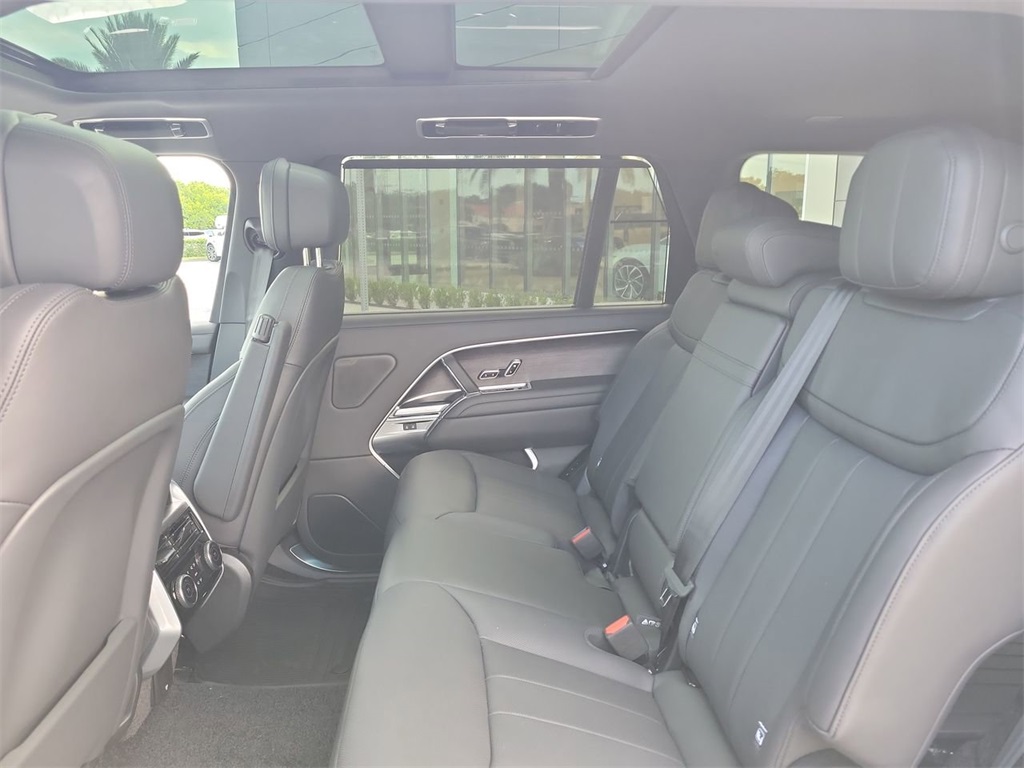 2025 Land Rover Range Rover SE photo 15