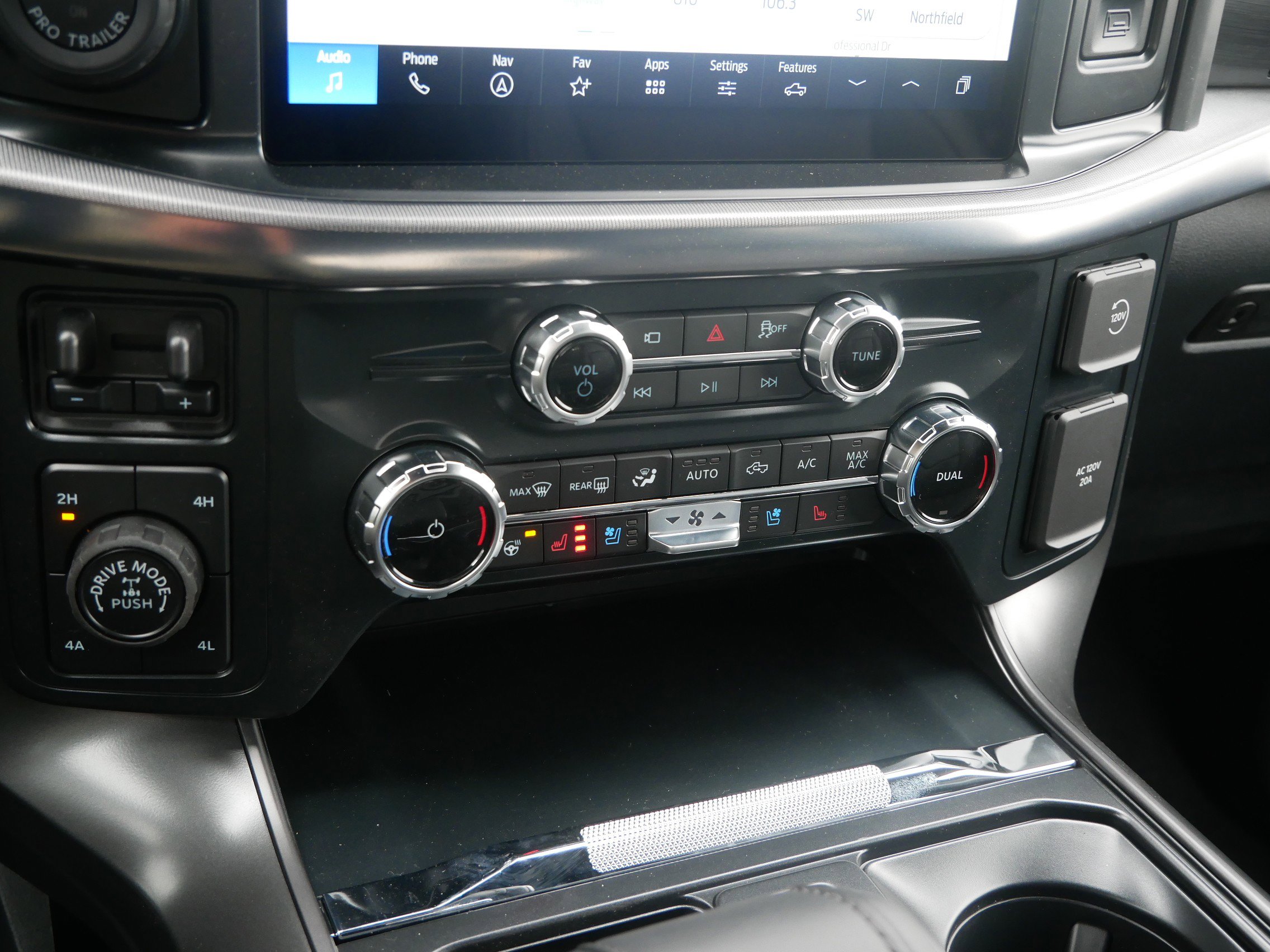 2025 Ford F-150 Lariat photo 14