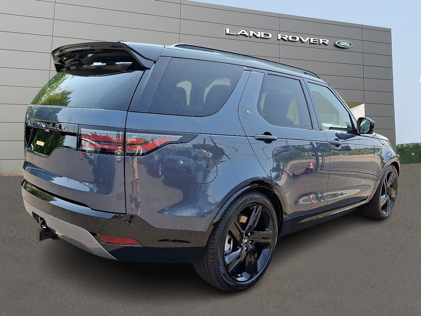 2025 Land Rover Discovery P360 Dynamic SE photo 2