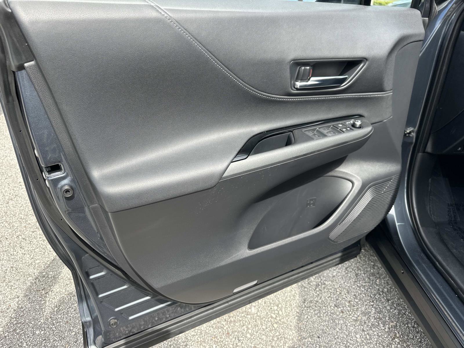 2023 Toyota Venza LE photo 16