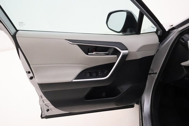 2022 Toyota RAV4 Hybrid XLE photo 6