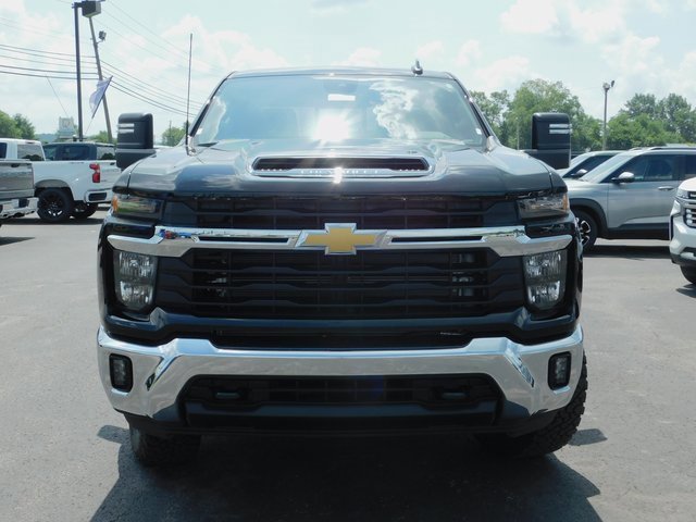 2025 Chevrolet Silverado 2500HD LT photo 3