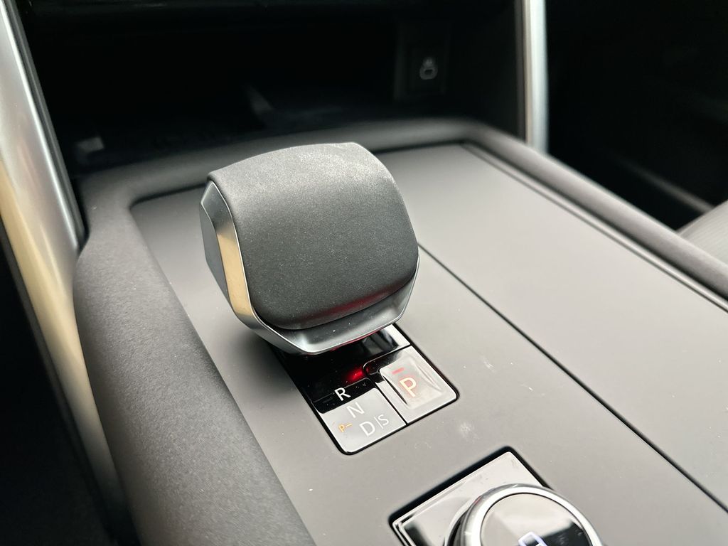 2025 Land Rover Discovery SE photo 10