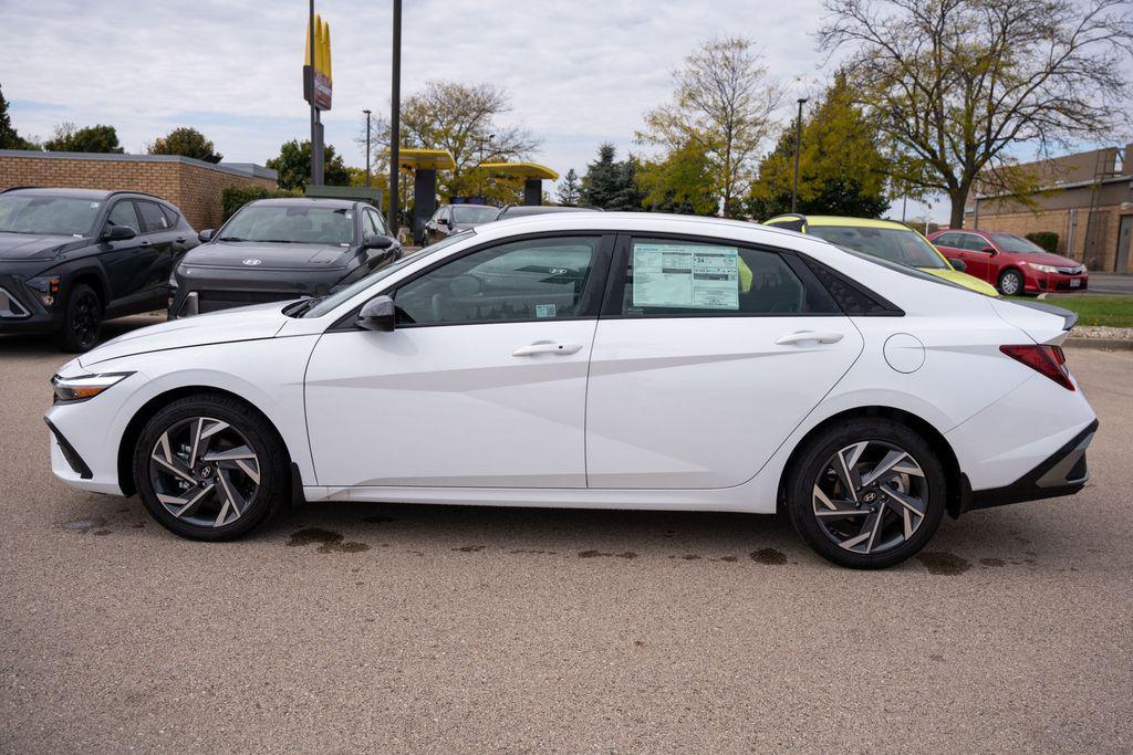 2025 Hyundai Elantra SEL Sport photo 3