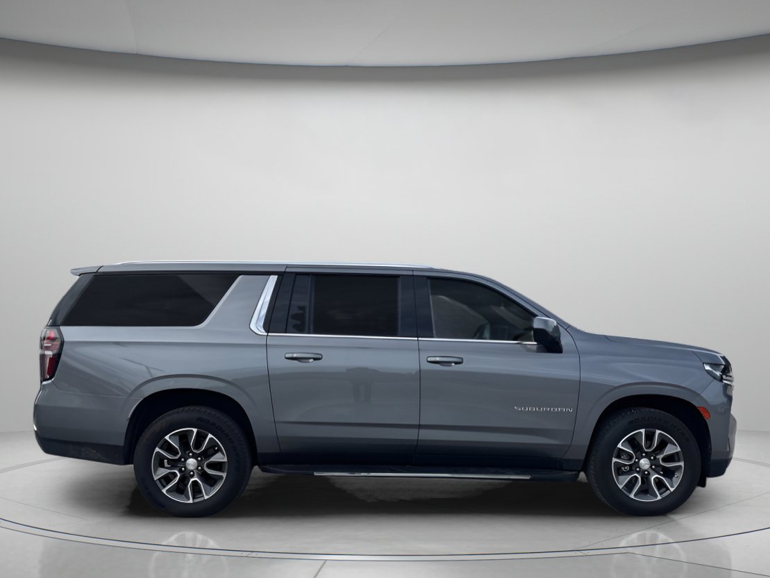 2021 Chevrolet Suburban LT photo 2