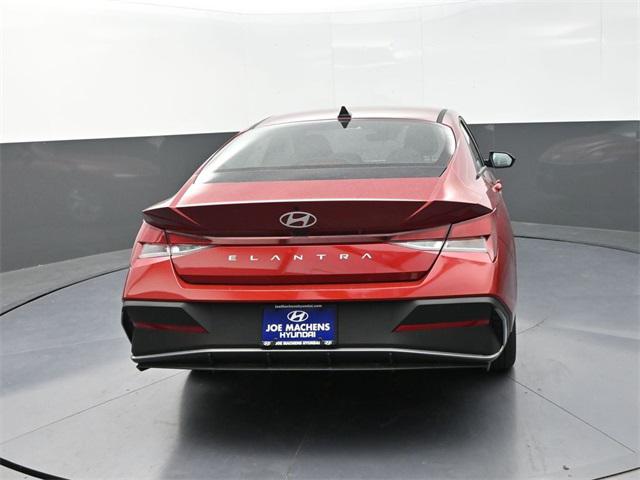 2025 Hyundai Elantra SE photo 7