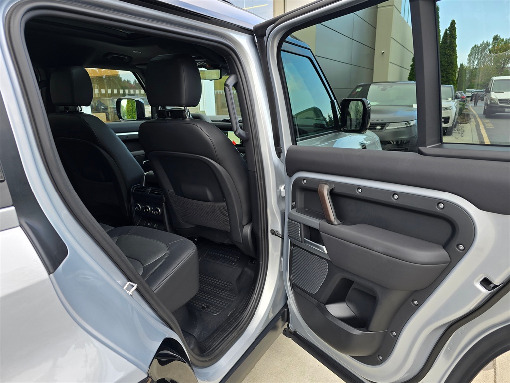 2024 Land Rover Defender 110 X-Dynamic SE photo 26