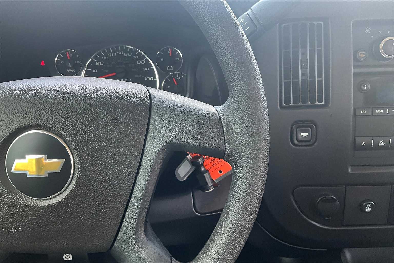 2018 Chevrolet Express Passenger LT photo 22