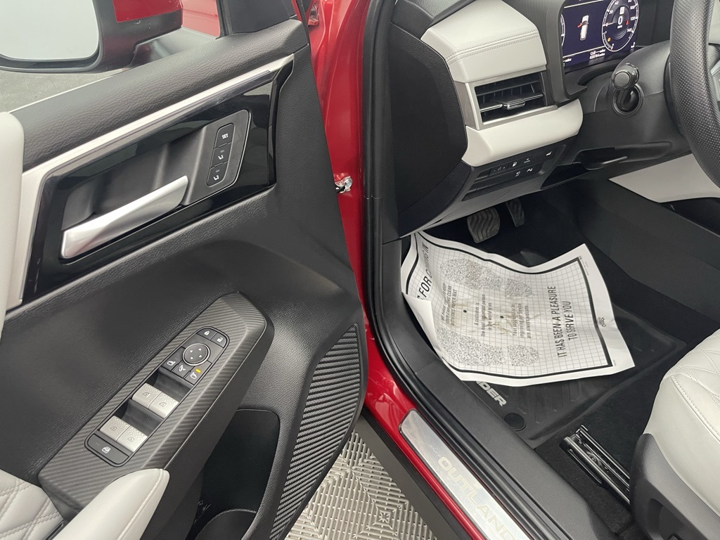 2023 Mitsubishi Outlander PHEV SEL photo 18