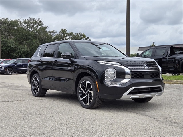 2025 Mitsubishi Outlander Plug-in Hybrid SE's photo