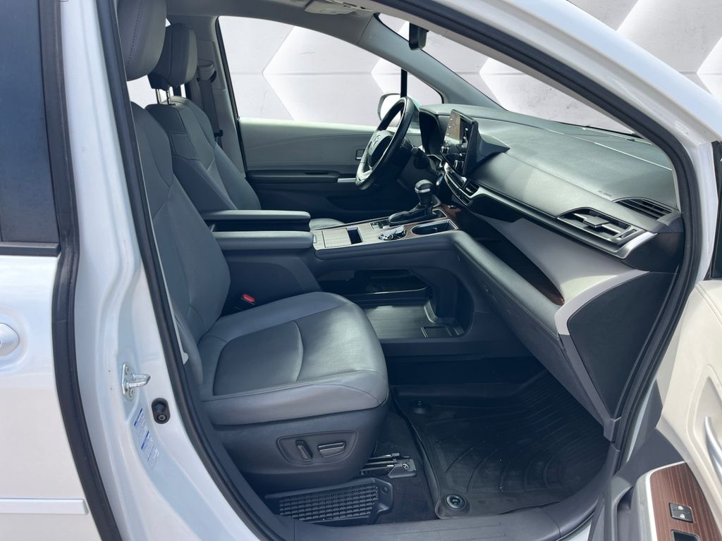 2022 Toyota Sienna XLE photo 13