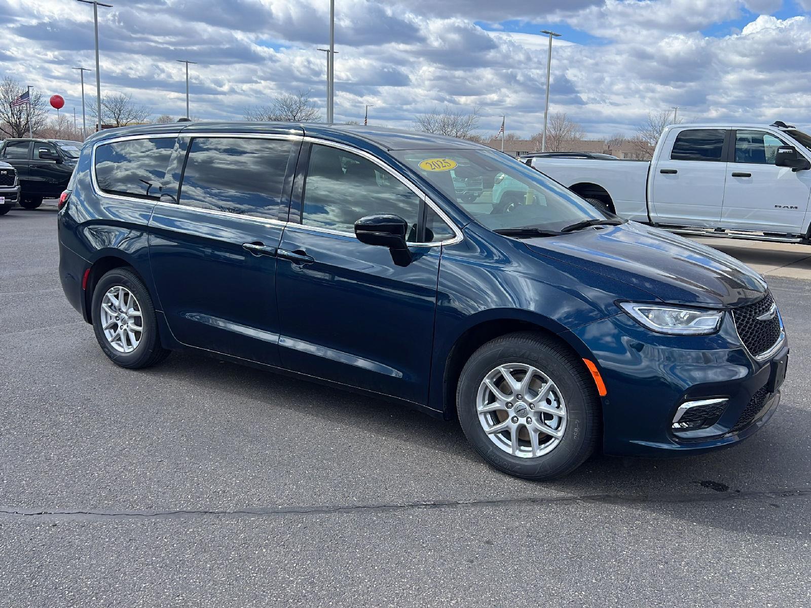 2025 Chrysler Pacifica photo 2