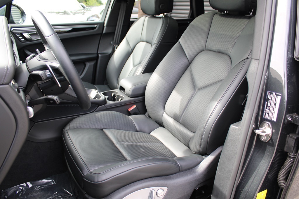 2025 Porsche Macan Base photo 5