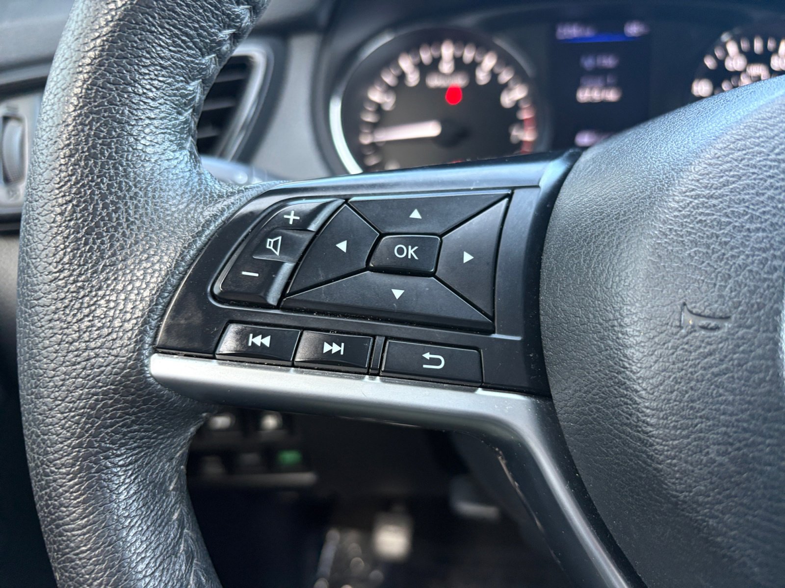 2020 Nissan Rogue SV photo 10