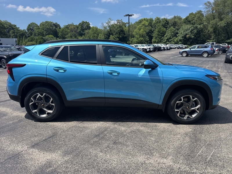 2025 Chevrolet Trax LT photo 2