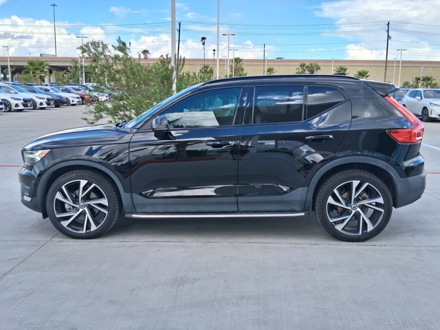 2022 Volvo XC40 R-Design photo 3