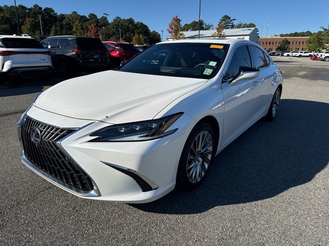 2022 Lexus ES 300h Ultra Luxury photo 3