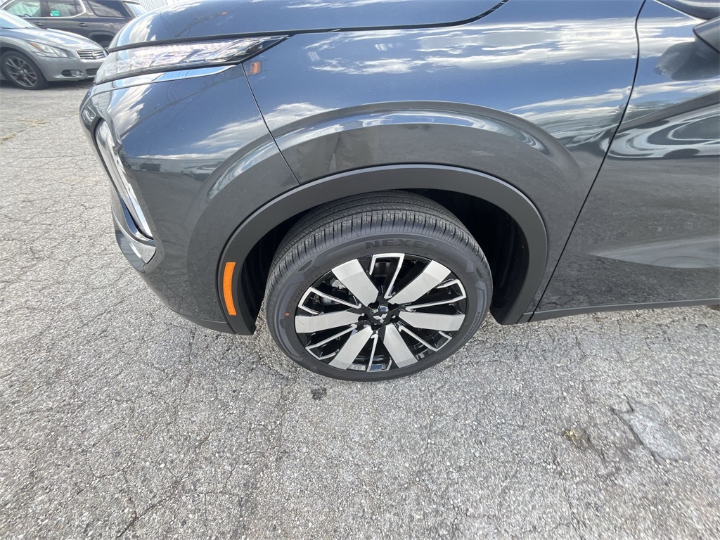 2025 Mitsubishi Outlander SE photo 2