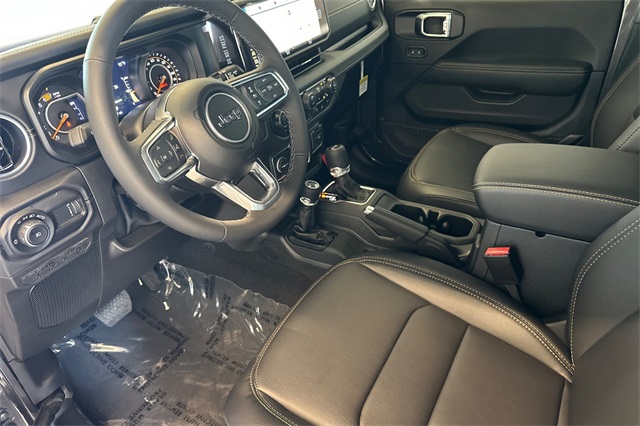 2025 Jeep Wrangler Sahara photo 9