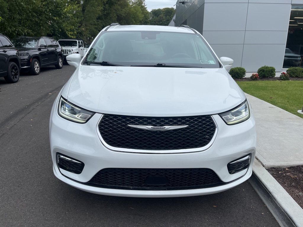2022 Chrysler Pacifica Touring L photo 2