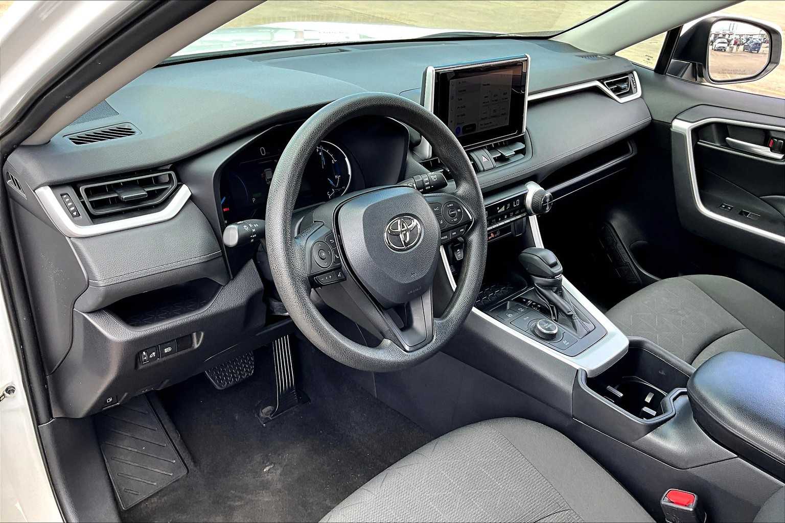 2024 Toyota RAV4 Hybrid XLE photo 8