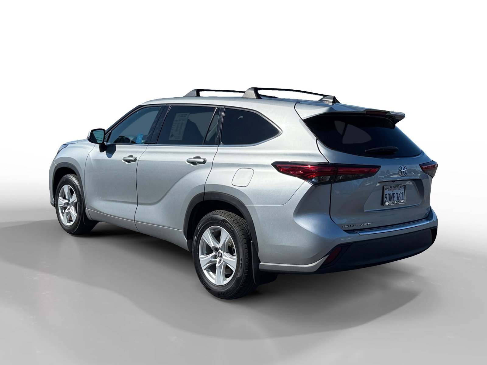 2022 Toyota Highlander LE photo 3
