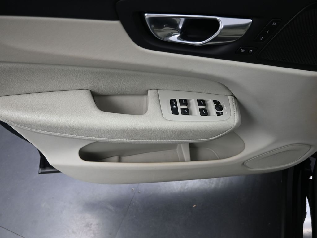 2022 Volvo XC60 B5 Momentum photo 9