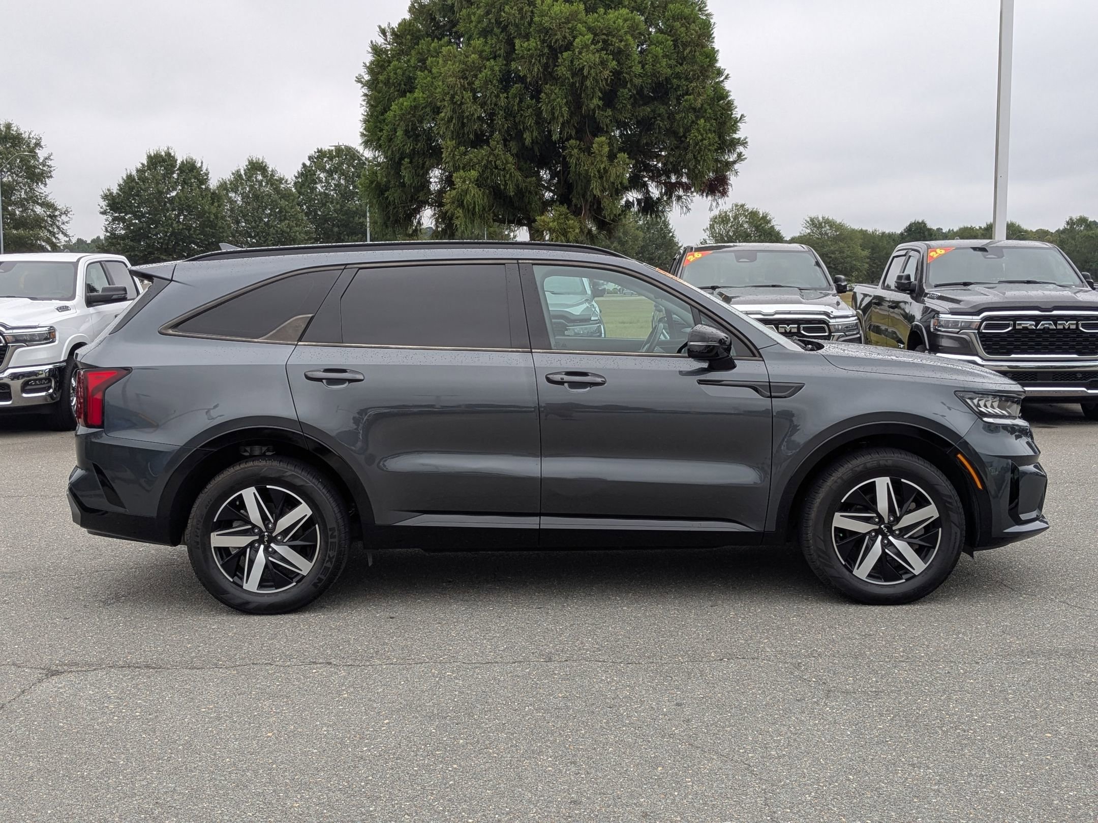 2022 Kia Sorento S photo 2