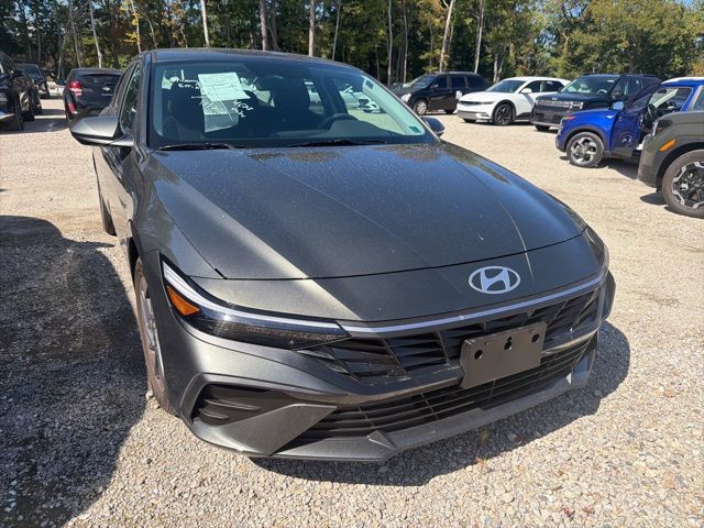 2024 Hyundai Elantra SEL photo 2
