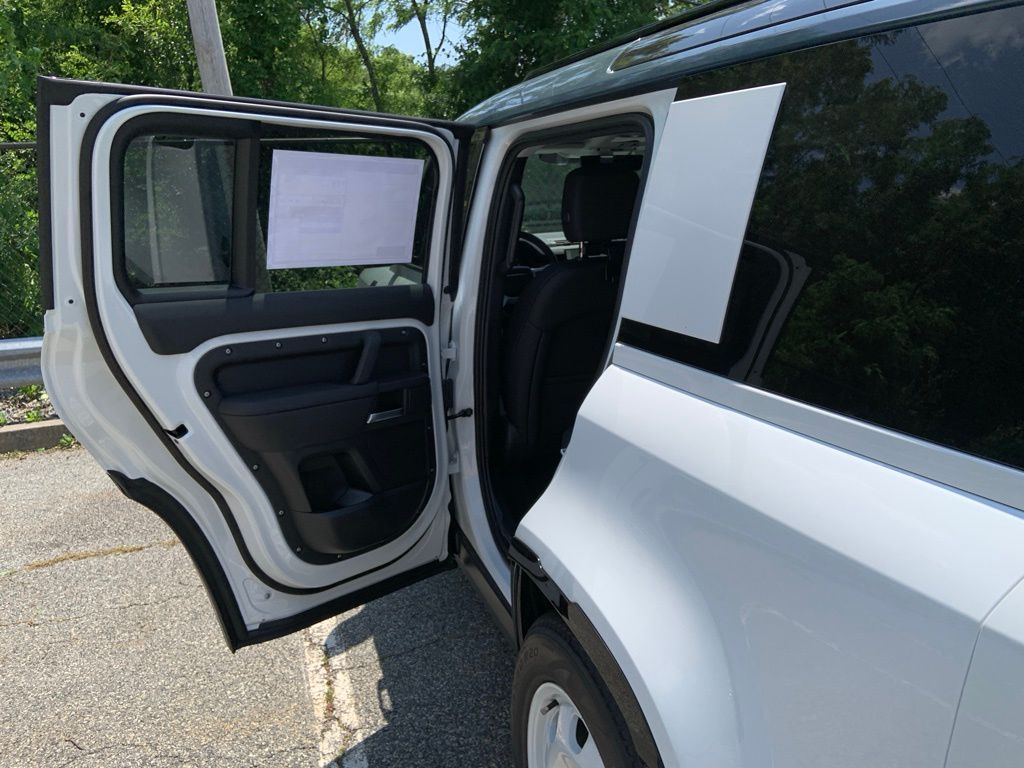2025 Land Rover Defender 110 S photo 9