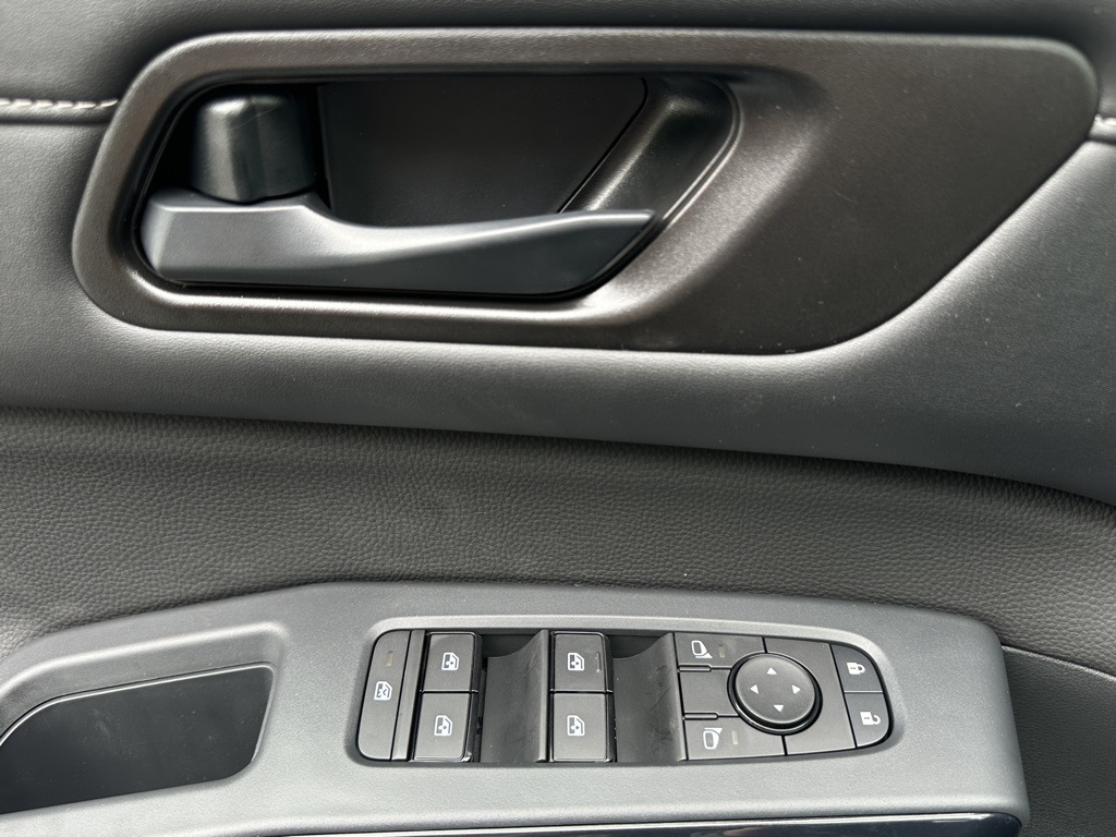 2025 Nissan Pathfinder SV photo 27