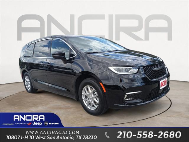 2026 Chrysler Pacifica Select's photo
