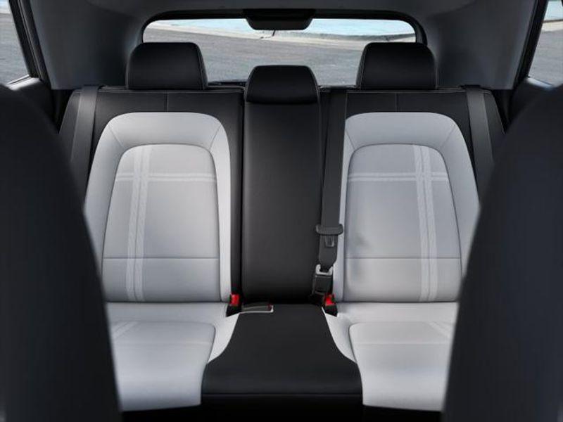 2025 Hyundai Venue SEL photo 12