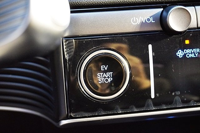 Used 2025 Black Hyundai SEL image 30