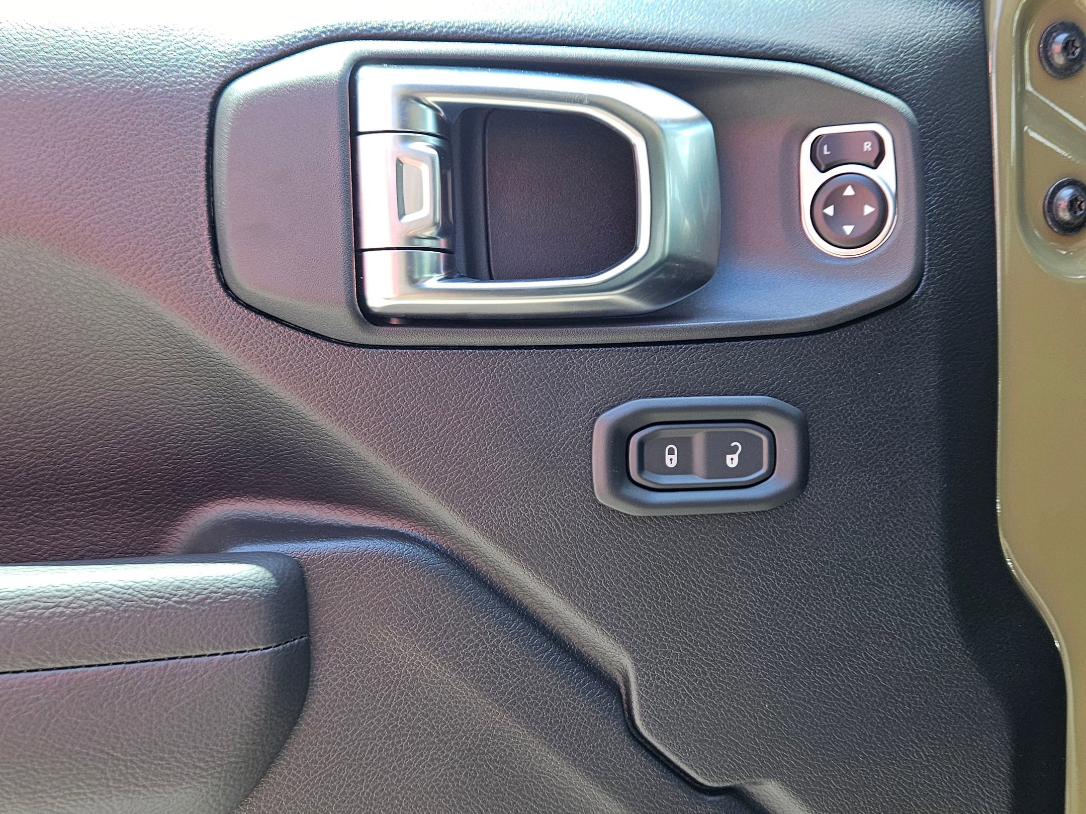 2025 Jeep Wrangler Sport S photo 18