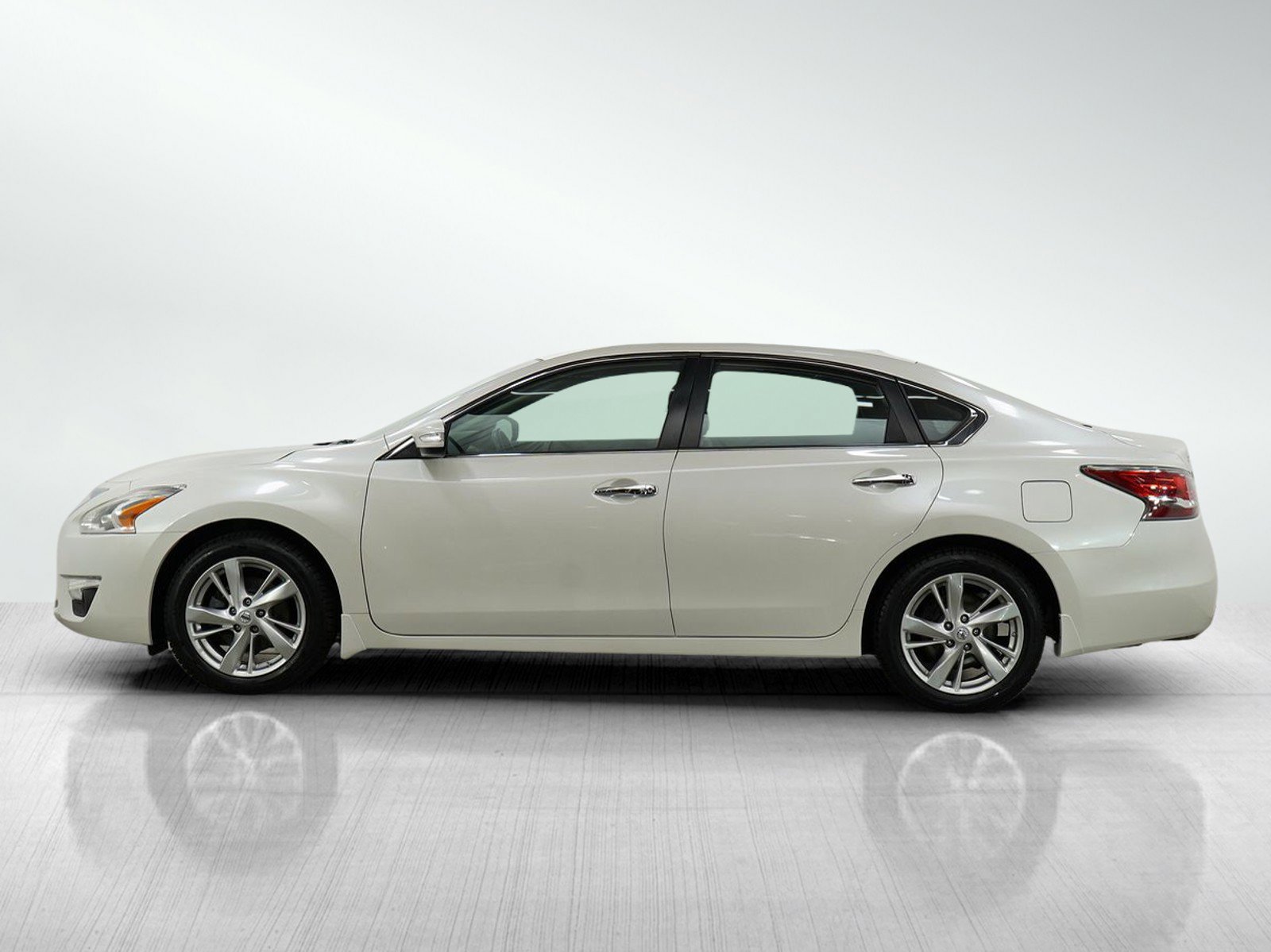 Used 2015 Nissan Altima SL with VIN 1N4AL3AP5FC146853 for sale in Burnsville, Minnesota