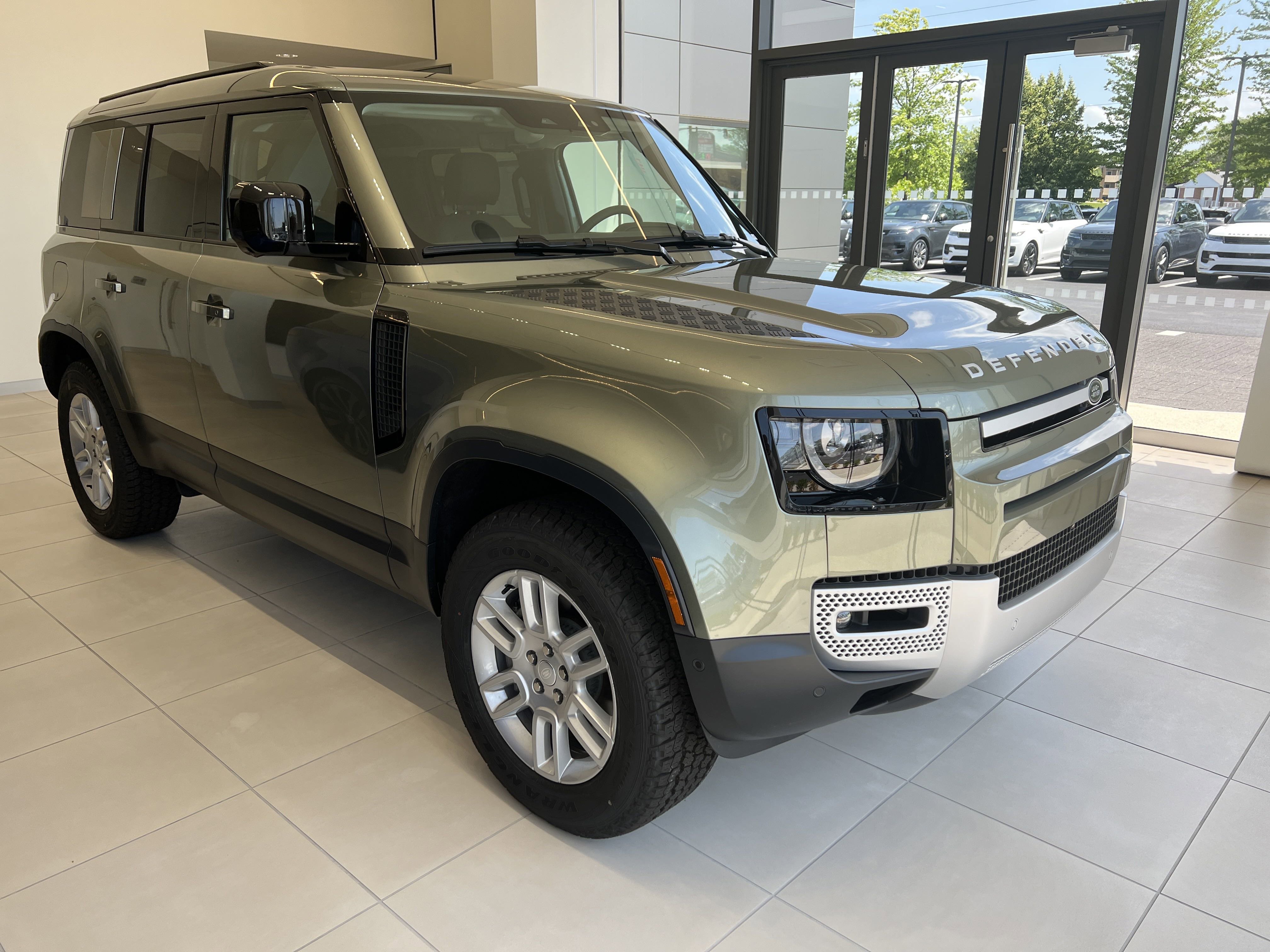 2025 Land Rover Defender 110 S photo 6