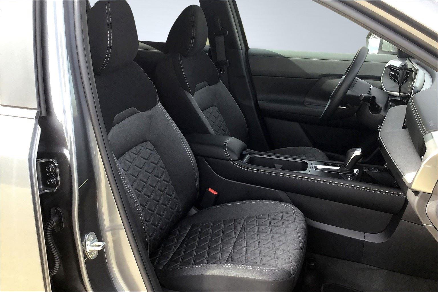 2025 Nissan Kicks SV photo 6