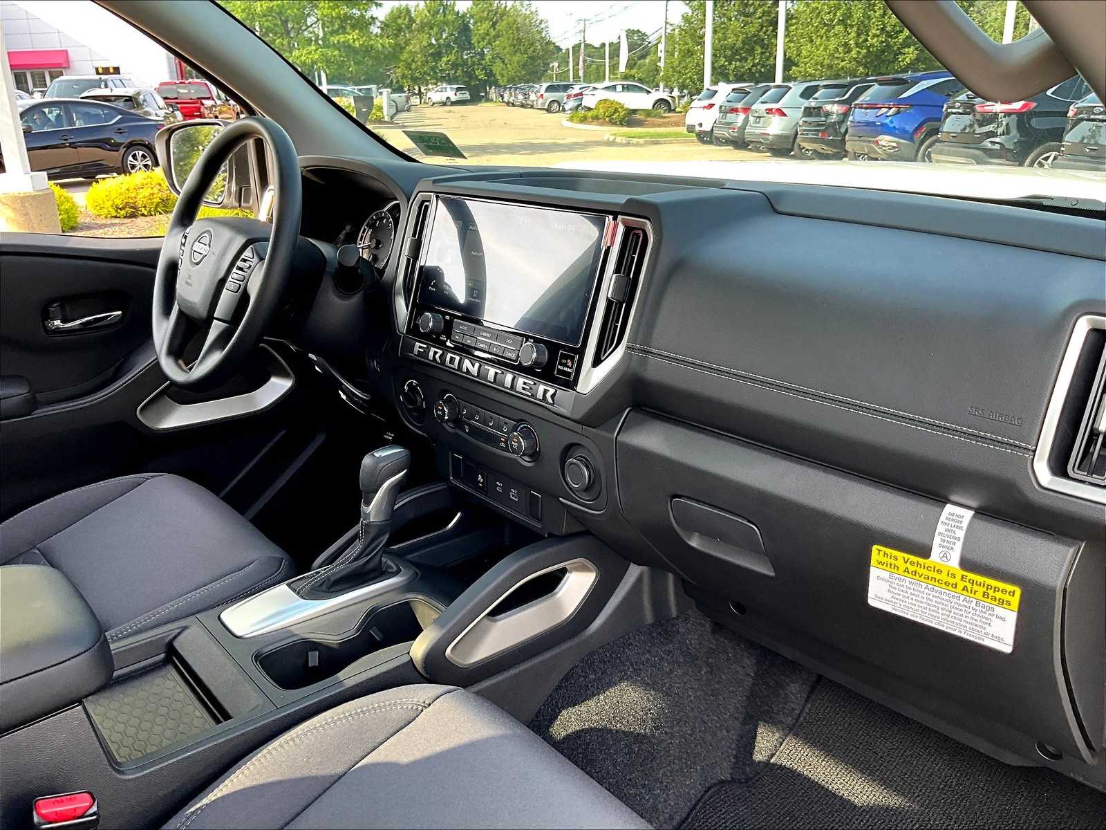 2025 Nissan Frontier SV photo 14