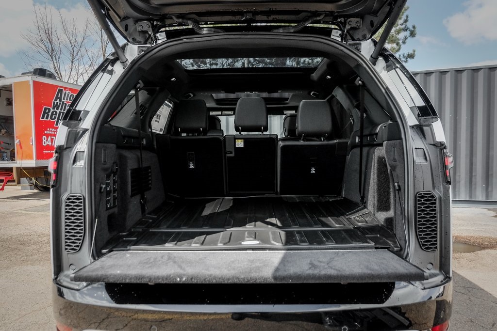 2025 Land Rover Discovery Metropolitan Edition photo 7