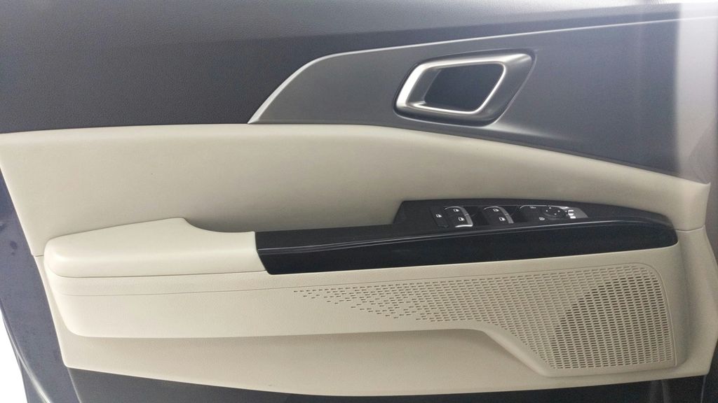 2024 Kia Carnival LX photo 22