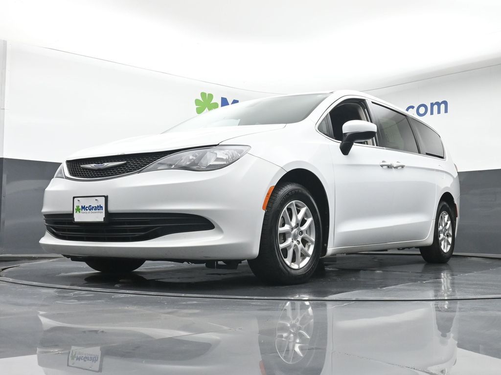 2020 Chrysler Voyager LX photo 4