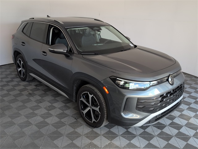2025 Volkswagen Tiguan SE photo 2