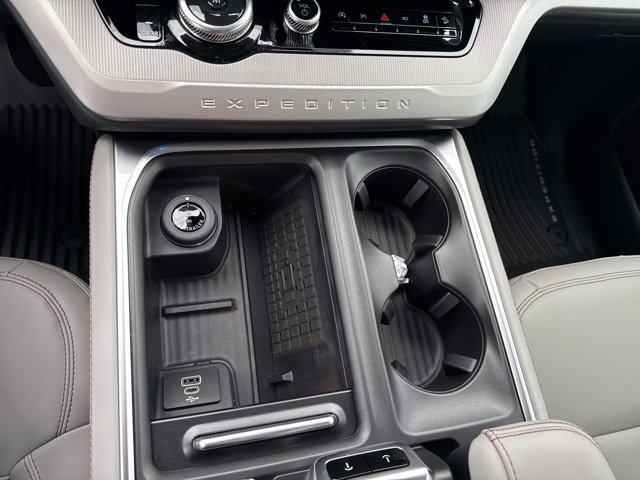 2025 Ford Expedition photo 17