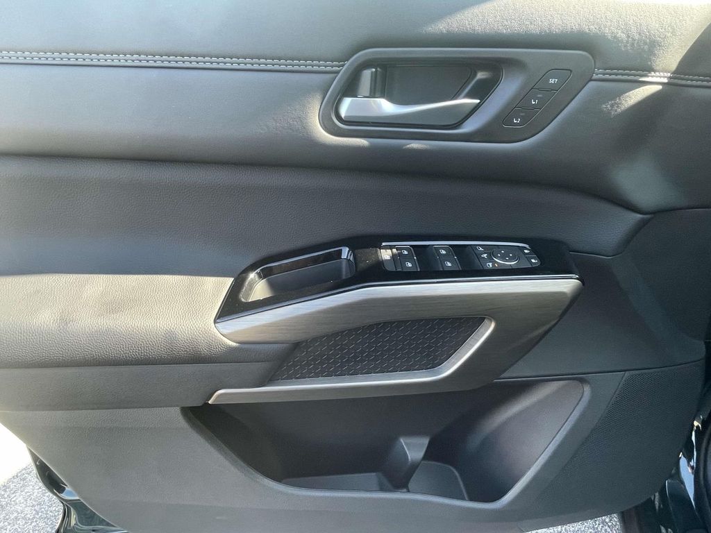 2025 Nissan Pathfinder Platinum photo 18